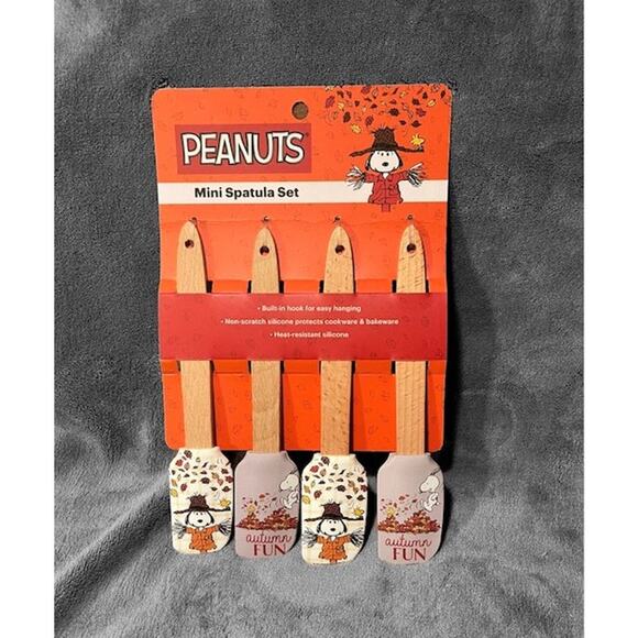 Snoppy Scarecrow & Autumn Theme (4) pk Batter Spatulas - Picture 1 of 1